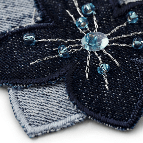 Applicatie Bloem jeansblauw met pareltjes